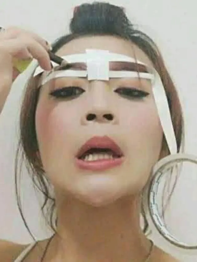 6 Aksi Cewek saat Dandan Ini Anti-Mainstream Banget, Kocak
