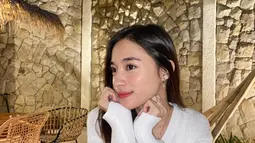 Saat ini akun Instagram Echi sudah memiliki 295 ribu followers. Foto-foto cantik Echi seperti bergaya candid sambil menopang dagu ini curi perhatian. Banyak warganet menyebut Echi berparas cantik memesona. (Liputan6.com/IG/desitarllyw)