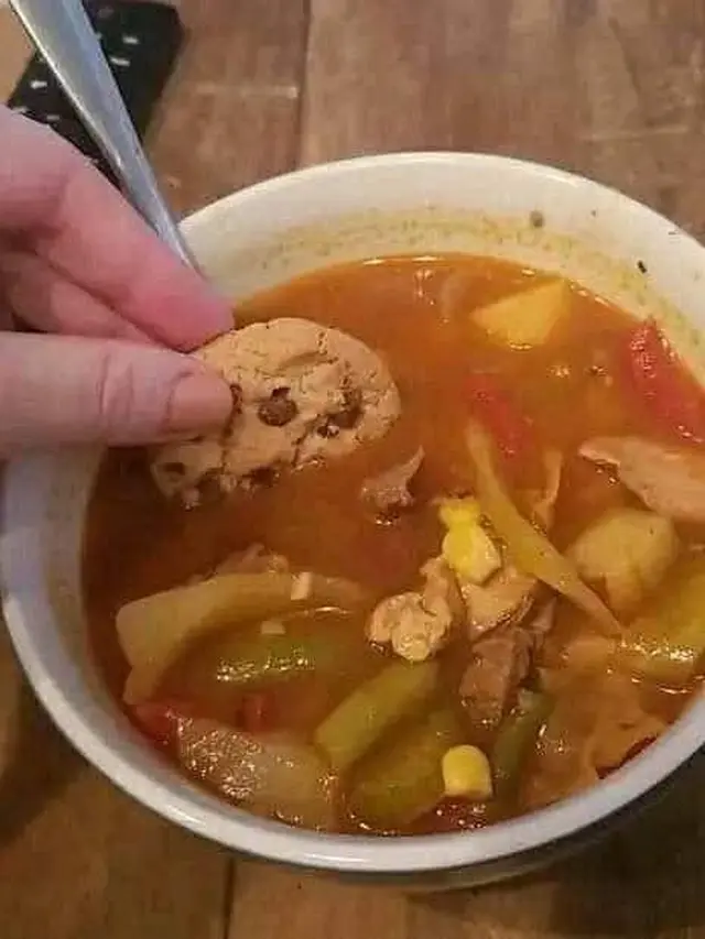 7 Potret Cara Nyeleneh Orang Makan Biskuit Ini Bikin Geleng Kepala