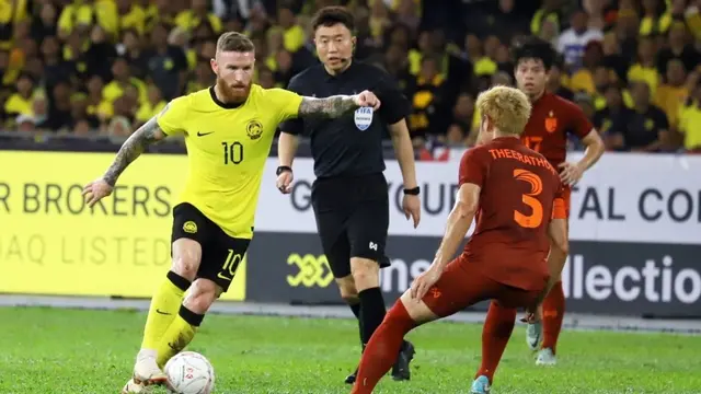 Gelandang Timnas Malaysia Lee Tuck melawan gelandang Timnas Thailand, Theerathon Bunmathan
