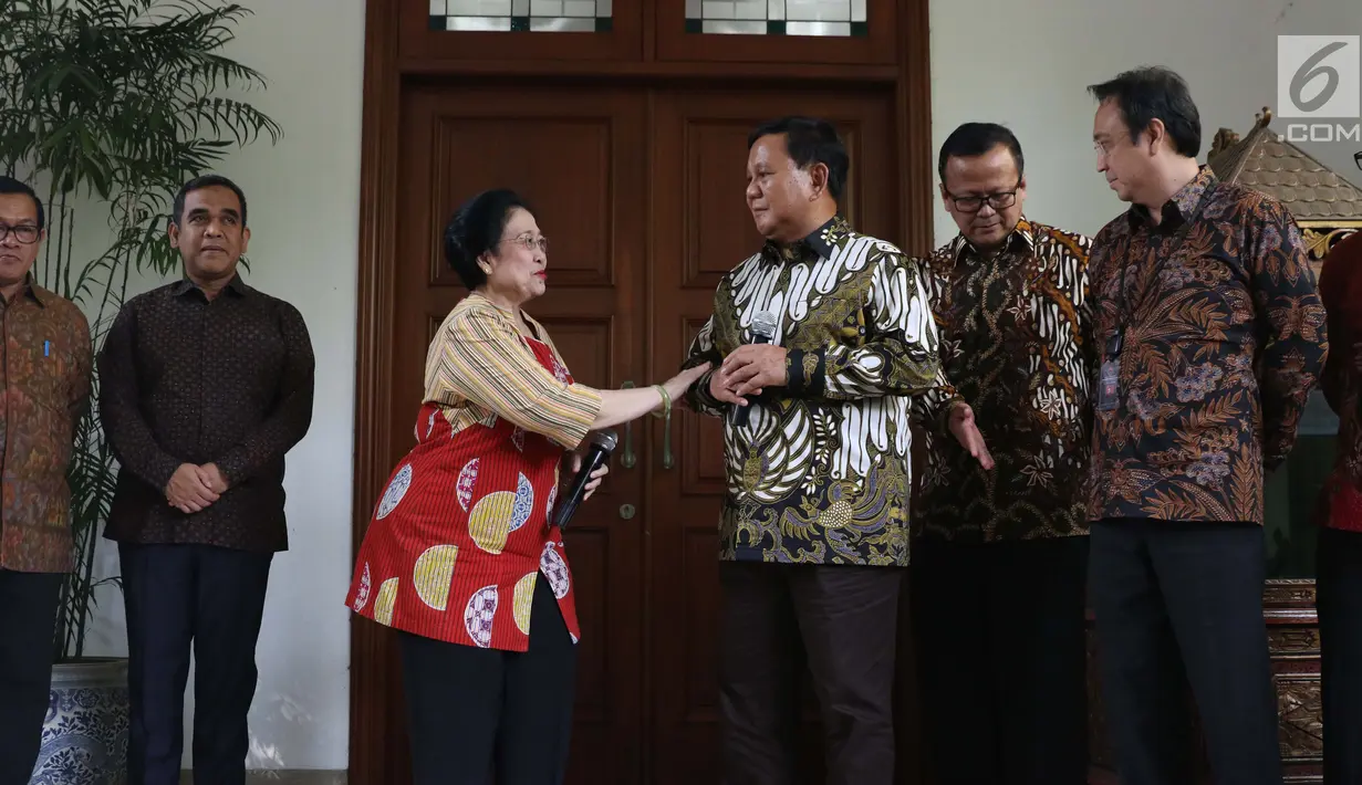 Ketua Umum PDIP, Megawati Soekarnoputri (kedua kiri) bersama Ketua Umum Partai Gerindra, Prabowo Subianto jelang memberikan keterangan usai pertemuan dan makan siang bersama di kediaman Megawati di Jalan Teuku Umar, Jakarta, Rabu (24/7/2019). (Liputan6.com/Helmi Fithriansyah)