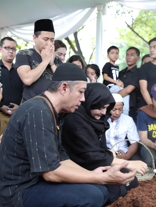 "Salah ya kalau beritanya jatuh di kamar mandi, jadi bukan jatuh di kamar mandi," kata Ashanty memberikan klarifikasi usai pemakaman di TPU Jeruk Purut, Jakarta Selatan, Senin (7/11). (Galih W. Satria/Bintang.com)