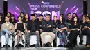 Sebanyak 24 peserta terpilih tengah bersiap bertarung di panggung utama, setelah melewati seleksi ketat yang dimulai sejak akhir 2025. Tampak dalam foto, Deputy Director Programming SCTV, Banardi Rachmat (keempat kiri) bersama para juri saat memberi keterangan terkait peluncuran ajang pencarian bakat The Icon Indonesia di SCTV Tower, Jakarta, Senin (6/4/2026). (Kapanlagi/Budy Santoso)