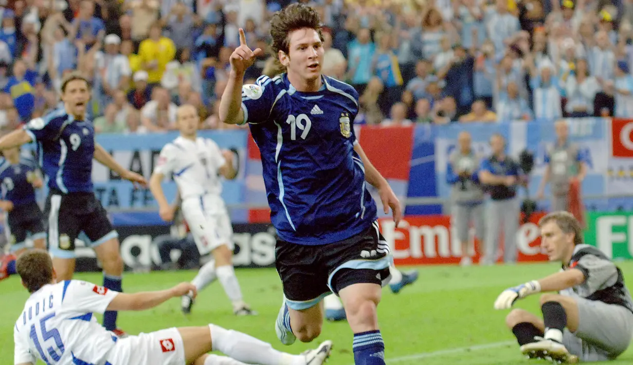 Bintang Argentina, Lionel Messi, merayakan gol yang dicetaknya ke gawang Serbia Montenegro pada laga Piala Dunia di Stadion Gelsenkirchen, Nordrhein-Westfalen, Jumat (16/6/2006). (AFP/Jung Yeon-Je)