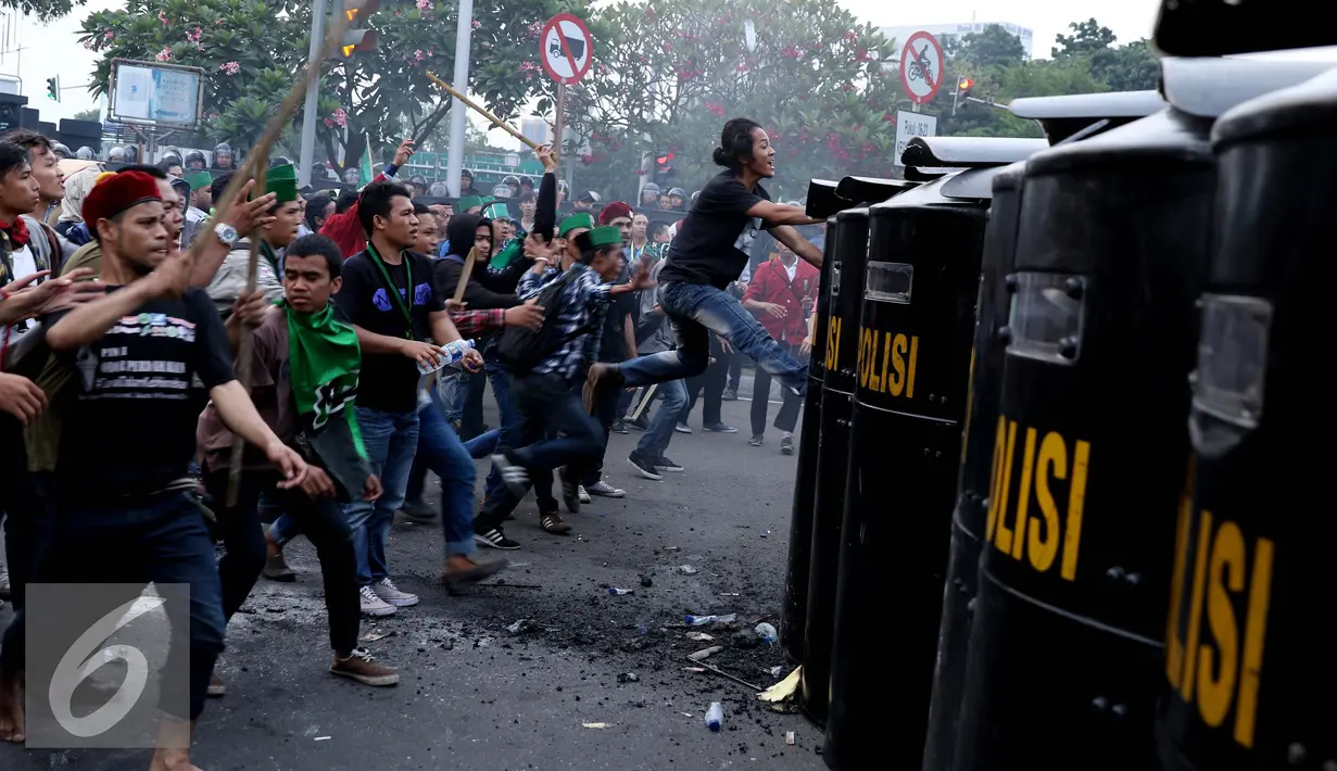 Ratusan mahasiswa dari BEM Se- Indonesia bentrok dengan aparat saat berunjuk rasa menagih Nawacita pemerintahan Jokowi-JK di Jalan Medan Merdeka Barat, Jakarta, Kamis (20/10). (Liputan6.com/Gempur M Surya)