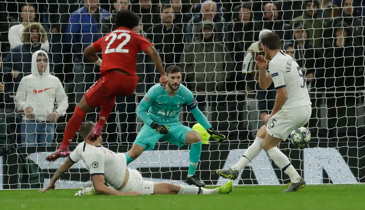Gelandang Bayern Munchen Serge Gnabry mencetak gol ke gawang Tottenham Hotspur pada matchday kedua Liga Champions di Stadion Tottenham Hotspur, London, Inggris, Selasa (1/10/2019). Munchen membantai Tottenham 7-2 dengan Gnabry mencetak quatrick. (AP Photo/Matt Dunham)