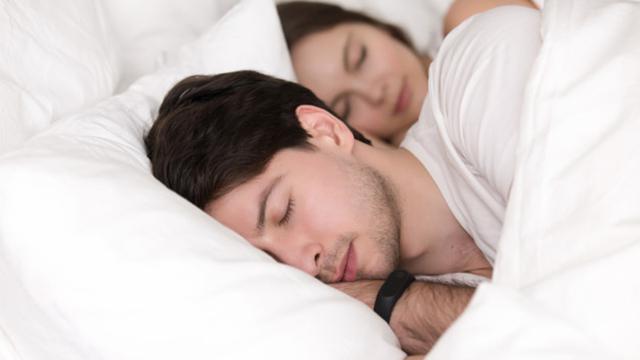 5 Manfaat yang Didapat Saat Tidur dengan Pasangan