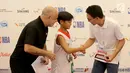 Presiden Direktur Emtek sekaligus Member of Counsel NBA Asia Alvin Sariaatmadja (kanan) memberikan penghargaan kepada pemain Jr NBA Indonesia pada acara National Training Camp di Pluit Village Mall, Jakarta, Minggu (29/7). (Liputan6.com/Fery Pradolo)