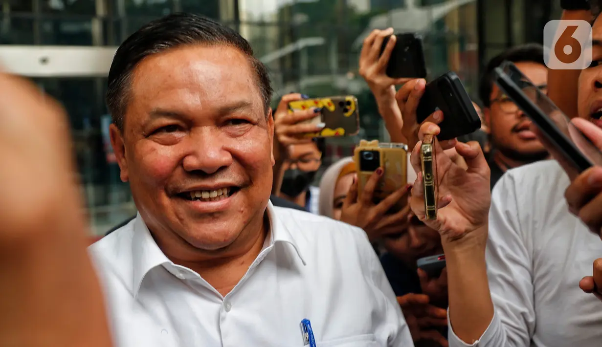 Sekda Riau SF Hariyanto saat meninggalkan Gedung KPK, Jakarta, Senin (22/5/2023). (Liputan6.com/Angga Yuniar)