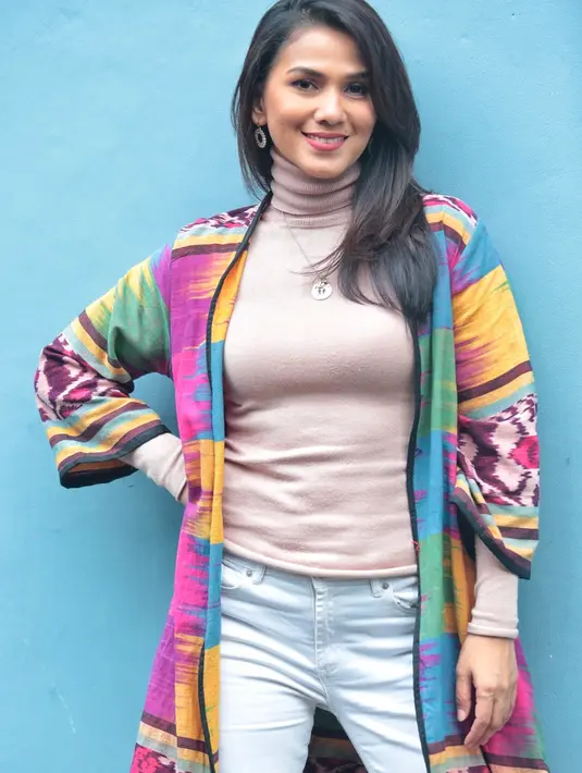 Tidak hanya dirinya yang harus selektif dalam memilih calon pendampingnya, tapi juga harus mendapat persetujuan dari putrinya yang kini berusia, sembilan tahun. Juga tak ingin menyakiti hati putrinya. (Adrian Putra/Bintang.com)