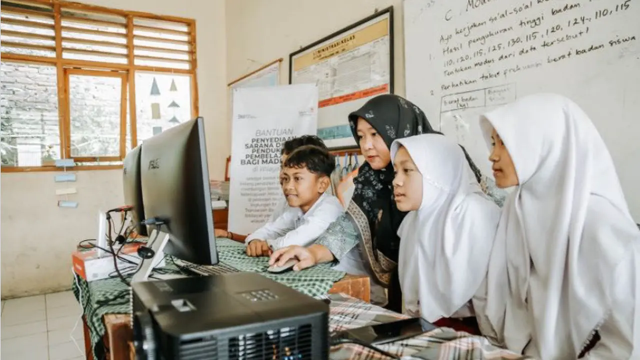 Wujudkan Masyarakat Digital, Telkom Serahkan Paket Bantuan ke Sekolah dan Yayasan di Wilayah 3T