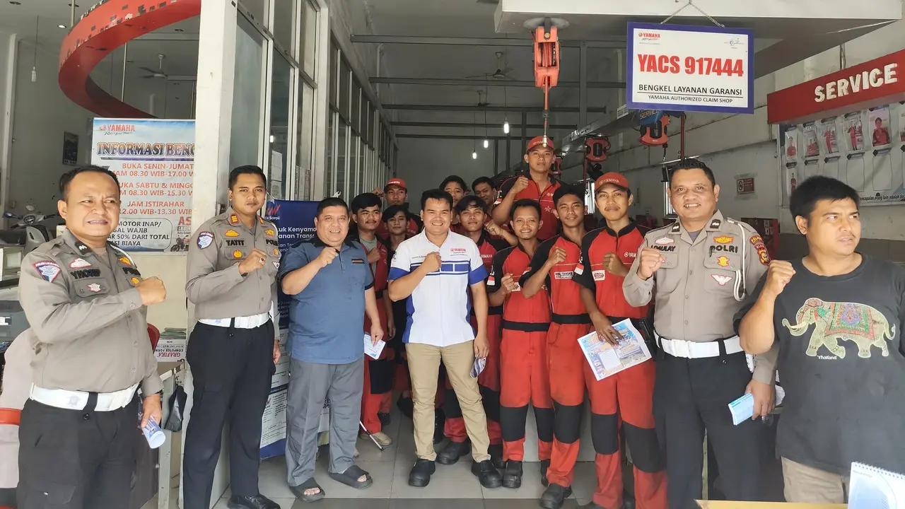 Kasat Lantas Polres Rokan Hulu dan personel bersama mekanik mensosialisasikan Riau adalah KITA.