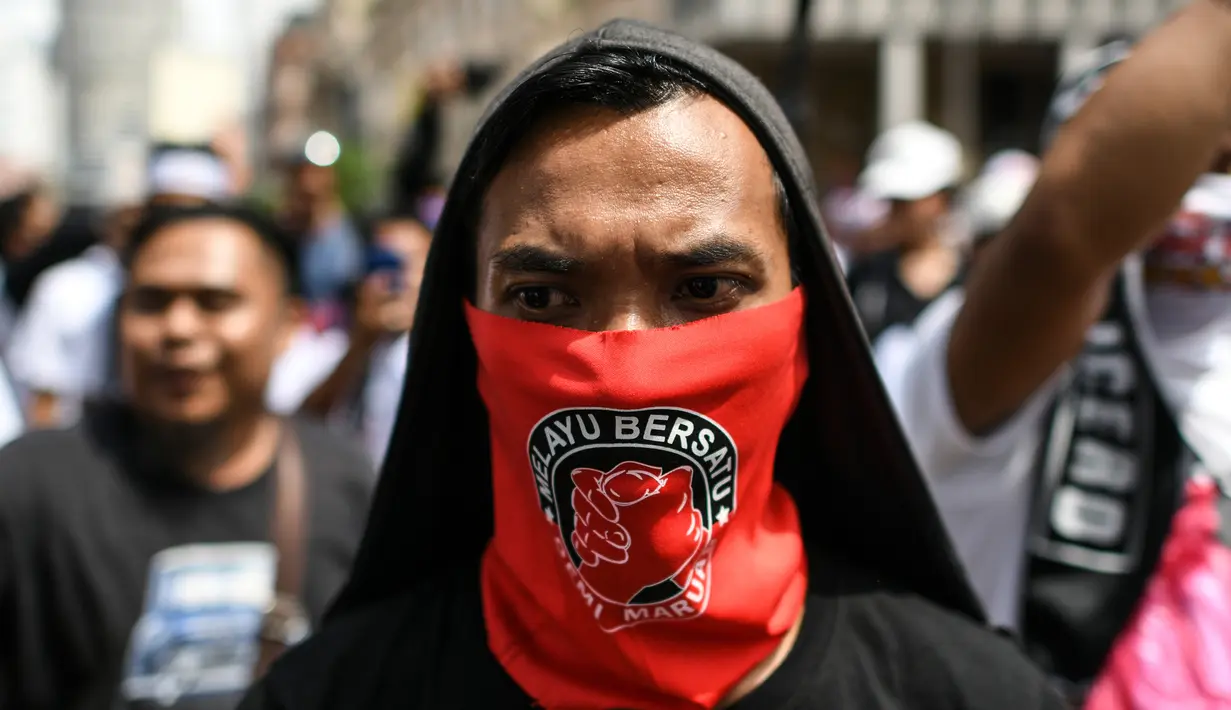 Pengunjuk saat unjuk rasa menentang penandatanganan konvensi anti diskriminasi PBB (ICERD) di Lapangan Merdeka di Kuala Lumpur (8/12). Unjuk rasa tersebut didukung oleh partai politik UMNO dan Parti Islam SeMalaysia (PAS). (AFP Photo/Mohd Rasfan)