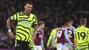 Reaksi kecewa bek Arsenal, Ben White setelah dikalahkan Aston Villa 0-1 pada laga pekan ke-16 Liga Inggris 2023/2024 di Villa Park, Birmingham, Minggu (10/12/2023) dini hari WIB. (AP Photo/Rui Vieira)