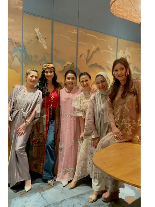 6 Potret Penampilan Mayangsari saat Bukber Bareng Teman, Menawan Pakai Kaftan