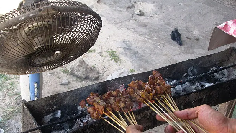 Membakar sate kambing