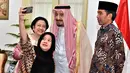 Raja Salman berpose dengan Megawati Soekarnoputri dan Puan Maharani di Istana Kepresidenan di Jakarta, Kamis (2/3). (AFP PHOTO / PRESIDEN PALACE / AGUS Suparto)