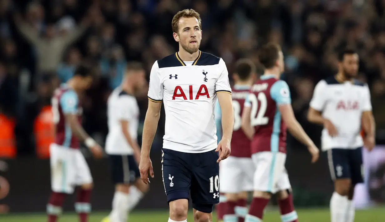 Pemain Tottenham, Harry Kane terlihat kecewa saat timnya kalah dari West Ham United pada lanjutan Premier League di London Stadium (5/5/2017). Tottenham kalah 0-1. (AP/Kirsty Wigglesworth)