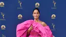 Tracee Ellis Ross memakai gai berwarna pink karya Repossi untuk menghadiri Emmy Awards 2018. (FRAZER HARRISON / GETTY IMAGES NORTH AMERICA / AFP)