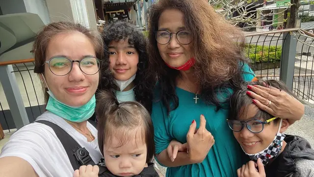 6 Potret Kebersamaan Sheila Marcia dan Sang Ibunda, Selalu Kompak