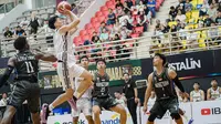 Bima Perkasa Jogja ketika menghadapi Amartha Hangtuah dalam lanjutan IBL 2025 di GOR Pancasila UGM, Sleman, Minggu (2/2/2025). (Bola.com/Ana Dewi)