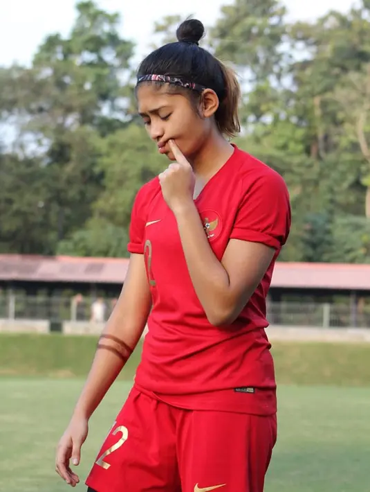 Zahra Muzdalifah menjadi pemain putri potensial dikarenakan usianya masih 20 tahun. Wanita dengan tinggi badan 163 cm ini sudah membela timnas di usia muda dan diproyeksikan akan bawa Garuda Pertiwi terbang lebih tinggi lagi di masa depan. (Liputan6.com/IG/@zahmuz12)
