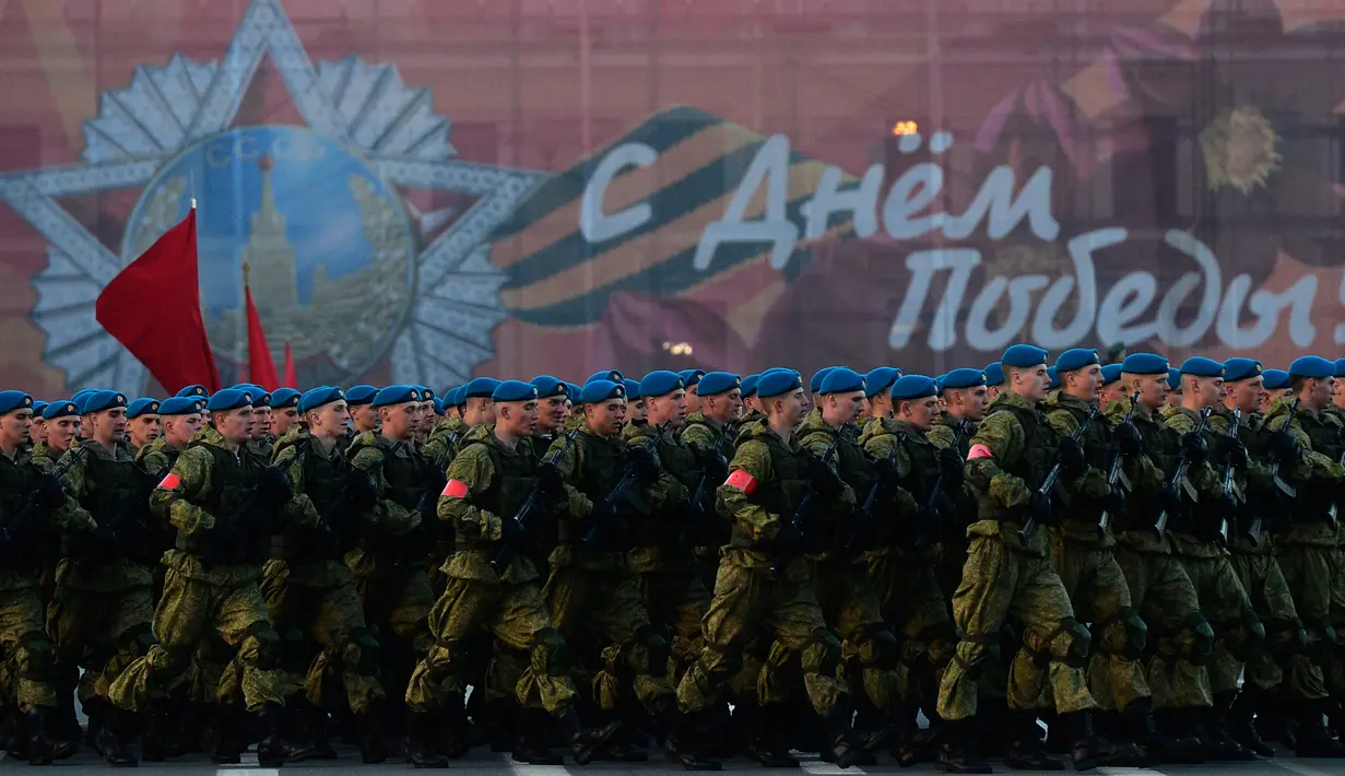 Petugas militer Rusia berbaris saat latihan untuk parade militer Hari Kemenangan di Lapangan Dvortsovaya di Saint Petersburg (3/5). Rusia akan merayakan ulang tahun ke-72 dari kemenangan atas Nazi Jerman di pada 9 Mei 1945. (AFP Photo/Olga Maltseva)