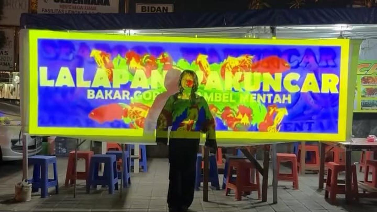 Spanduk Warung Pecel Lele di Bali Jadi Artistik dengan Projection Mapping
