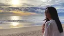 Perempuan kelahiran 6 November 1985 juga sangat senang menikmati waktu dengan bersantai di pantai. Berlibur di pantai bisa menjadi pilihan Ririn untuk melepas penat. Menikmati senja sambil bersantai di pinggir pantai menjadi opsi terbaik saat berlibur. (Liputan6.com/IG/@ririndwiariyanti)