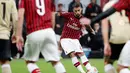 Pemain AC Milan Suso mencetak gol ke gawang SPAL pada pertandingan Liga Italia di Stadion San Siro, Milan, Italia, Kamis (31/10/2019). AC Milan menang 1-0 atas SPAL. (AP Photo/Antonio Calanni)