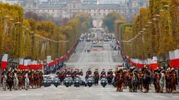 Pengawal Republik menyusuri Jalan Champs-Elysees saat peringatan 104 tahun Gencatan Senjata 11 November 1918 yang mengakhiri Perang Dunia I di Paris, Prancis, 11 November 2022. (Ludovic Marin, Pool via AP)