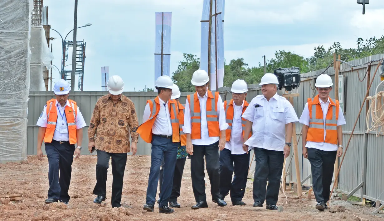 Presiden Joko Widodo (tengah) meninjau lokasi pembangunan Light Rail Trail (LRT)  zona 1 di Bandar Udara Sultan Mahmud Badaruddin II, Palembang, Sumatera Selatan, Kamis (3/3/2016). (Biro Komunikasi Kemenhub/Daniel Pietersz)
