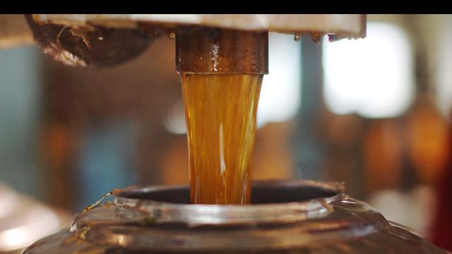 Perum Perhutani menargetkan bisa mengekspor 20 juta kilogram gum rosin di 2023 ini. Sejumlah negara tujuan ekspor Gondorukem, nama lain Gum Rosin, yakni Jepang, Jerman, Belgium, Pakistan, hingga Turki. (Dok Perhutani)