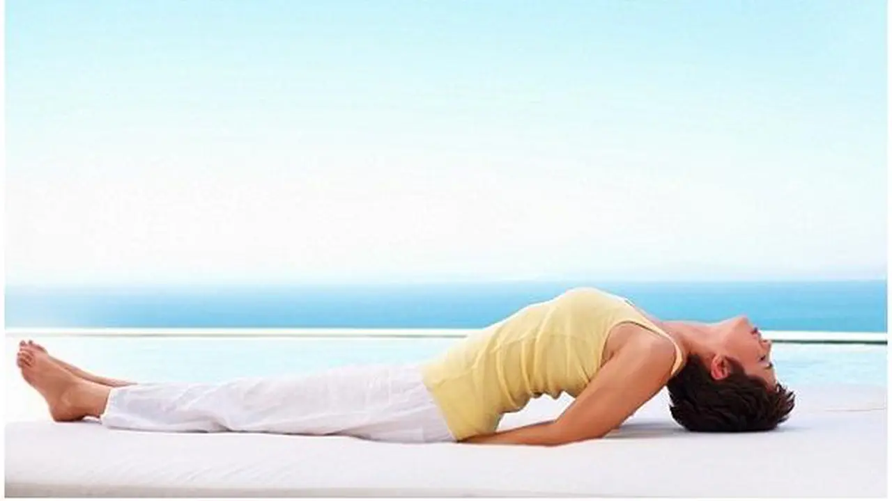 7 Pose Yoga Atasi Pra Menstruasi Sindrom
