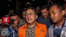 Awalnya Ketua DPD RI, Irman Gusman, tidak begitu saja mengakui menerima uang Rp100 juta diduga suap dari Direktur Utama CV Semesta Berjaya saat tim KPK melakukan OTT di rumah dinasnya, Jakarta, Sabtu (17/9). (Liputan6.com/Faizal Fanani)