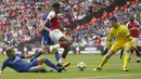 Gelandang Arsenal, Alex Iwobi, menghindari kepungan pemain Chelsea pada laga Community Shield di Stadion Wembley, London, Minggu (6/8/2017). Arsenal berhasil menang 4-1 melalui adu penalti atas Chelsea. (AP/Frank Augstein)