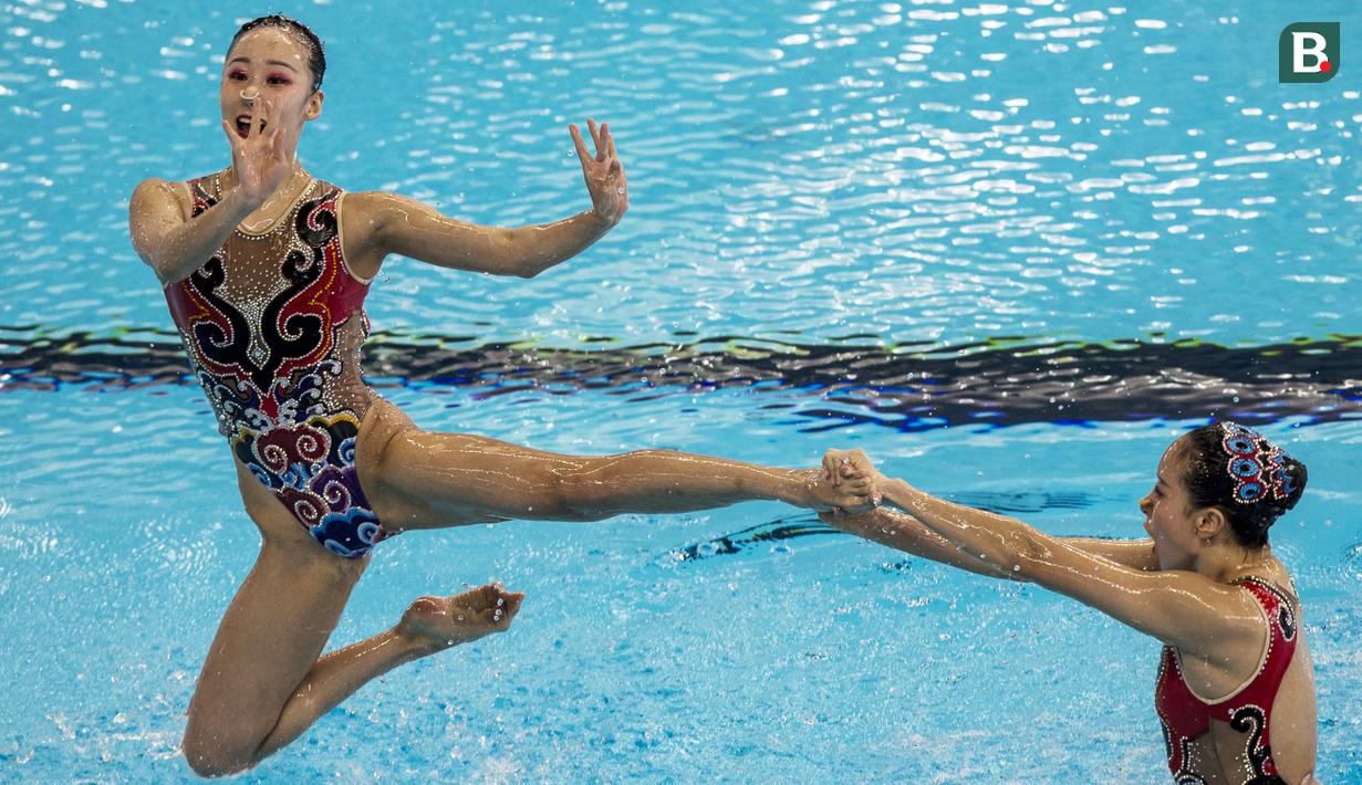 Para perenang China tampil pada nomor beregu cabang renang indah Asian Games XVIII di Stadion Aquatic Senayan, Jakarta, Rabu (29/8/2018). Tim China berhasil meraih medali emas. (Bola.com/Vitalis Yogi Trisna)