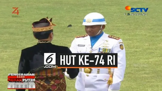 Usai menjadi pimpinan upacara HUT ke-74 RI, Presiden Jokowi sempat turun mimbar menyalami sebagain tamu undangan. Jokowi juga menyalami pemimpin upacara yang bertugas pagi ini.