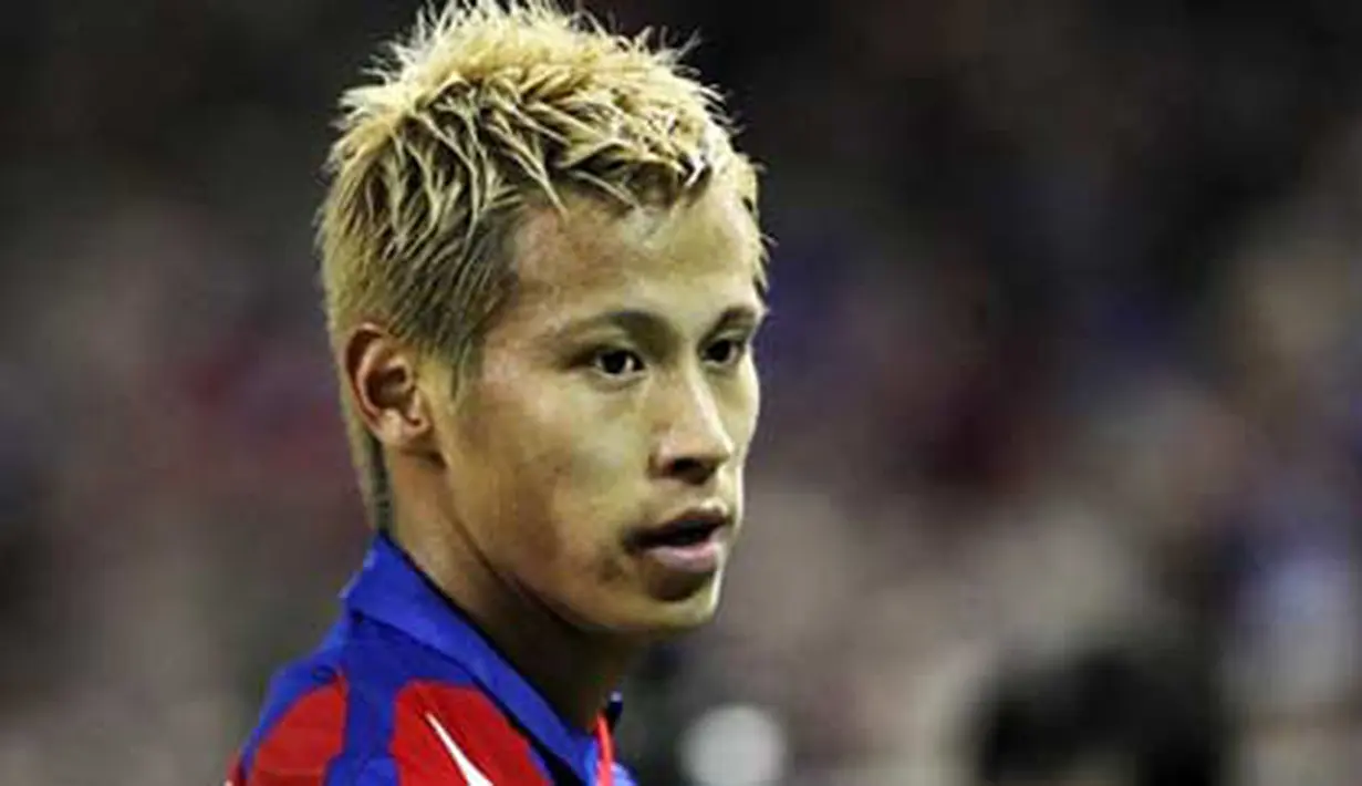 Aksi gelandang CSKA Moscow asal Jepang, Keisuke Honda di laga leg kedua 16 besar Liga Champions melawan Sevilla di Ramon Sanchez Pizjuan Stadium, 16 Maret 2010. AFP PHOTO / CRISTINA QUICLER 