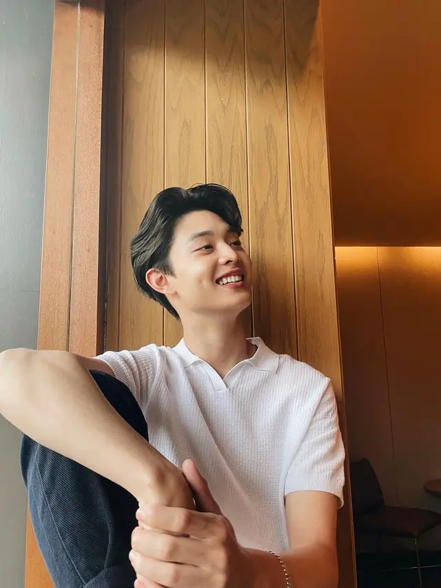 9 Pesona Tampan Gabriel Prince, Penyanyi Asal Surabaya yang Dikira Oppa Korea dalam Balutan Outfit Semi Kasual