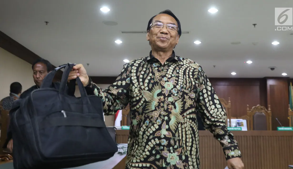 Mantan Menteri ESDM, Jero Wacik usai mengikuti sidang pengajuan Peninjauan Kembali atas putusan kasasi kasus dana operasional menteri (DOM) di PN Jakarta Pusat, Senin (23/7). Sejumlah bukti baru yang diajukan Jero Wacik. (Liputan6.com/Helmi Fithriansyah)
