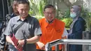 Wakil Direktur PT SMART, Edy Saputra Suradja dikawal petugas tiba untuk menjalani pemeriksaan di KPK, Jakarta, Senin (17/12). Edy diperiksa sebagai tersangka dugaan melakukan suap limbah sawit di Danau Sembuluh, Kalteng. (Merdeka.com/Dwi Narwoko)