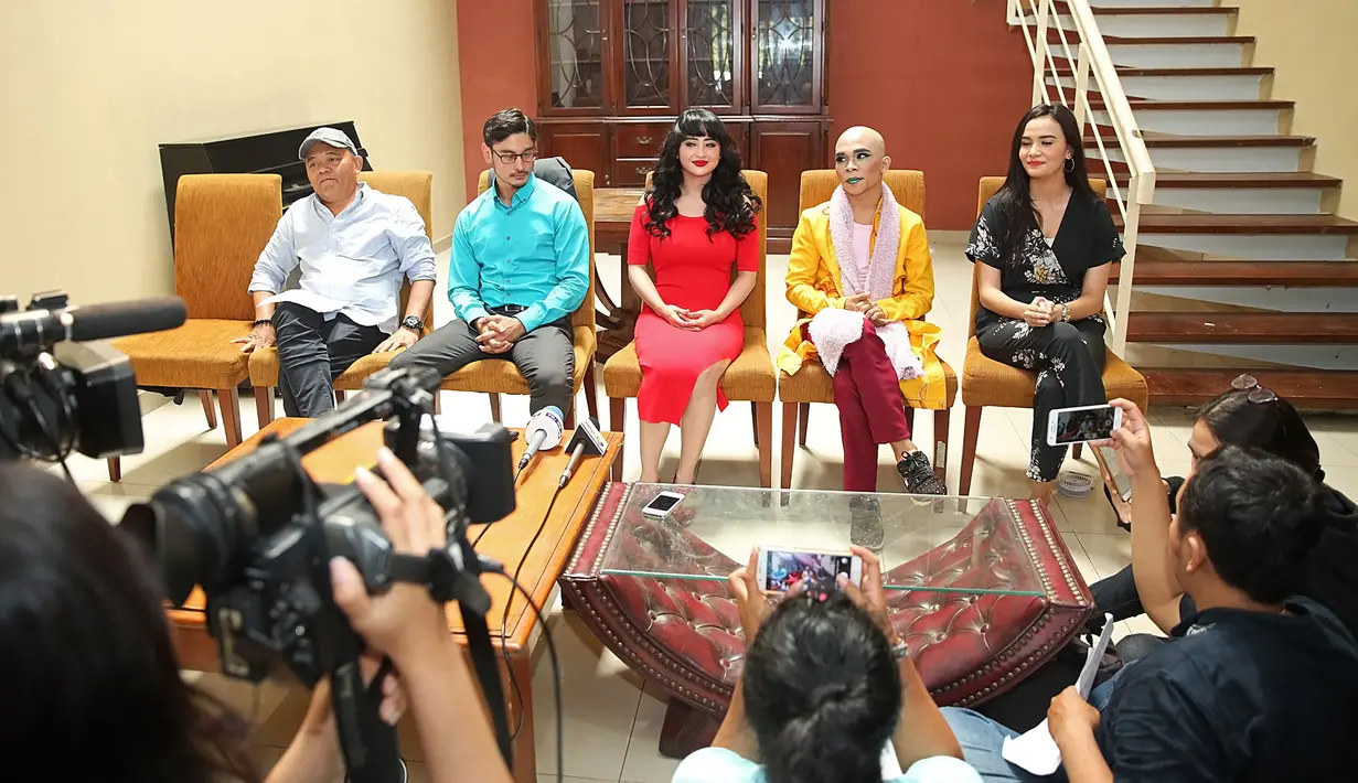 "Sebagai Manis. Dia punya cinta yang begitu besar tapi kandas, karena dibunuh orang," pungkas Dewi Perssik. (Bambang E.Ros/Bintang.com)