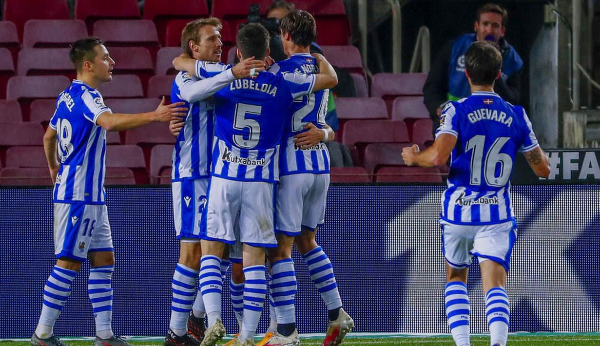 Para pemain Real Sociedad merayakan gol yang dicetak oleh Willian Jose ke gawang Barcelona pada laga Liga Spanyol di Stadion Camp Nou, Kamis (17/12/2020). Barcelona menang dengan skor 2-1. (AP/Joan Monfort)