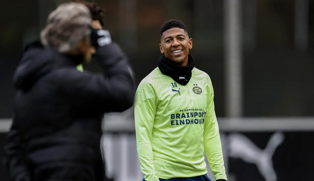 Penyerang PSV Eindhoven Patrick van Aanholt mengambil bagian dalam sesi latihan menjelang pertandingan Grup B Liga Champions UEFA melawan Arsenal di PSV Campus De Herdgang di Eindhoven pada 11 Desember 2023. (MAURICE VAN STEEN / ANP / AFP)