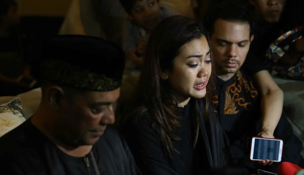 Menurut penutran Nia, saat pagi hari Jupe masih merespon pembicaraannya meskipun dalam keadaan lemas. Melihat kondisi kakaknya yang baik-baik saja, Nia memutuskan pergi membeli kado untuk Thalia, anak Ruben Onsu. (Nurwahyunan/Bintang.com)