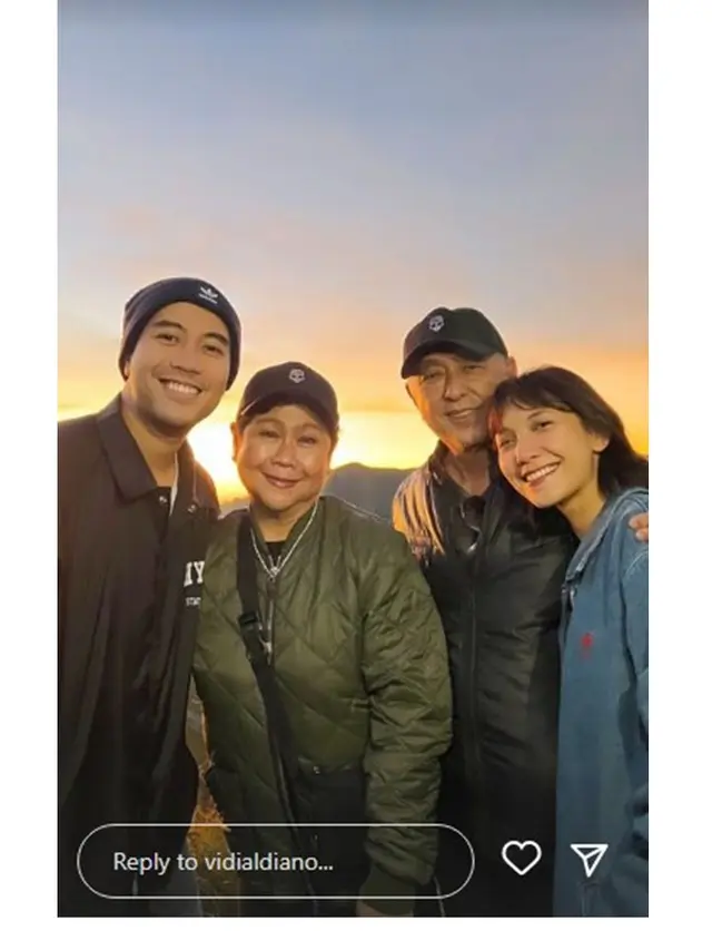 6 Potret Liburan Vidi Aldiano dan Sheila Dara di Gunung Bromo, Curi Perhatian