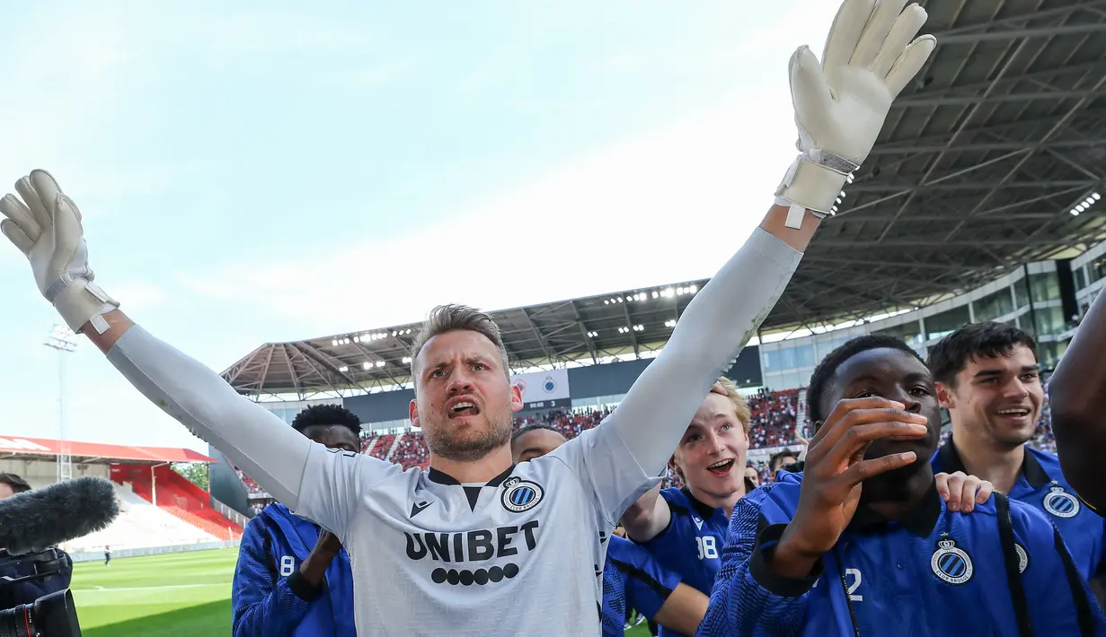 Simon Mignolet. Kiper berusia 34 tahun ini mejadi satu-satunya pemain dalam daftar yang sebelumnya pernah bermain di Liga Belgia bersama Sint-Truiden di awal kariernya mulai 2005/2006 hingga 2009/2010. Setelah itu ia berkelana ke Inggris bersama Sunderland dan Liverpool mulai 2010/2011 hingga 2018/2019. Pada 2019/2020 ia memutuskan pulang kampung ke Belgia untuk membela Club Brugge. Hingga kini ia telah tampil dalam 152 laga dengan torehan 60 kali clean sheet dan kebobolan 158 gol. (AFP/Belga/David Pintens)