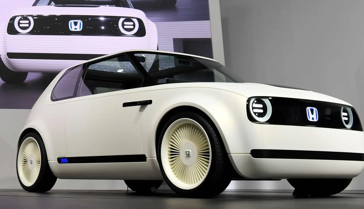 Mobil Honda Urban EV Concept saat dipamerkan selama Tokyo Motor Show 2017 di Tokyo, Jepang (25/10). Pameran ini dimulai 25 Oktober sampai dengan 5 November 2017. (AFP Photo/Toshifumi Kitamura)
