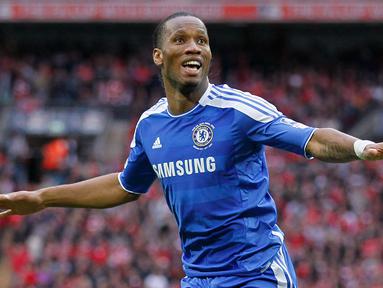 Didier Drogba dianggap sebagai salah satu pemain Afrika terbaik di Liga Inggris. Ia didatangkan oleh Chelsea pada 2004 dari Marseille dan berkontribusi dalam menyabet gelar Liga Inggris meski banyak absen karena cedera perut. Pada musim berikutnya, ia berhasil menjadi pencetak assist terbanyak, yaitu 11 assist sekaligus mengantarkan The Blues mempertahankan gelar liga mereka. Drogba tercatat berhasil memperoleh penghargaan Sepatu Emas pada musim 2006/2007 usai menorehkan 20 gol di liga. (AFP/Ian Kington)